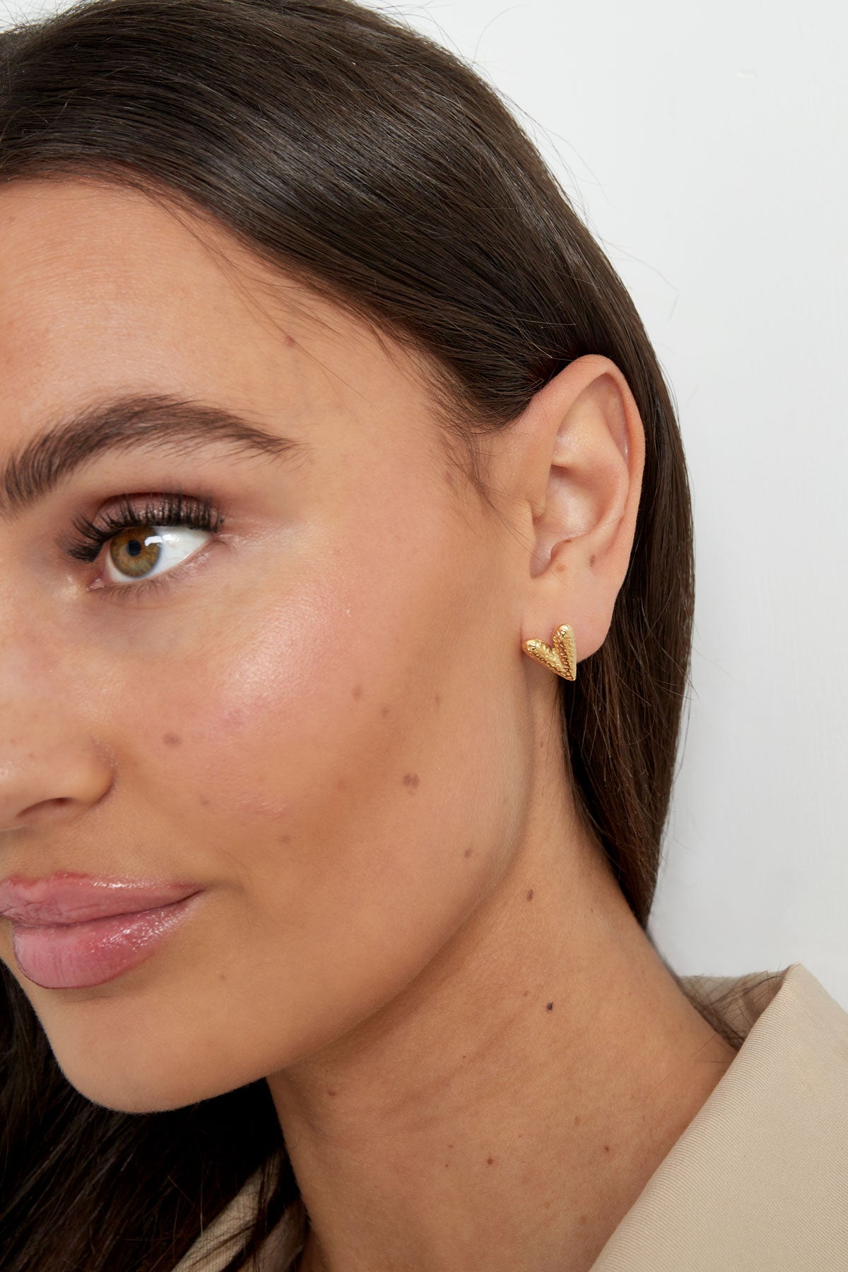 heart stud earrings with structure