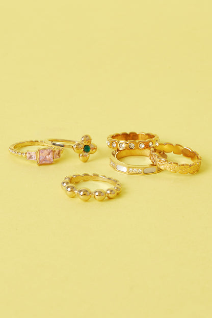 Statement ring with clover and stone